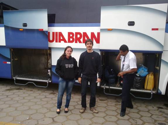 Leo e Karen pegando o busão de Conceição para Vitória - ES
